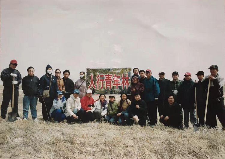 满腔热血赴沙海  一片丹心染绿洲